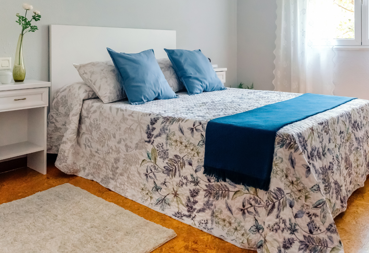 Prikrývka na posteľ – dekorácia či praktické riešenie?