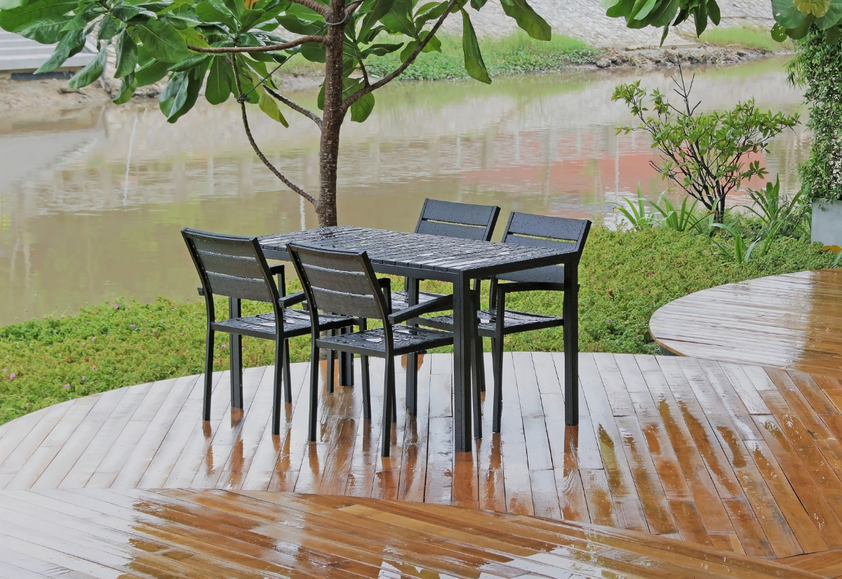 Záhradný nábytok: ako ho chrániť pred dažďom