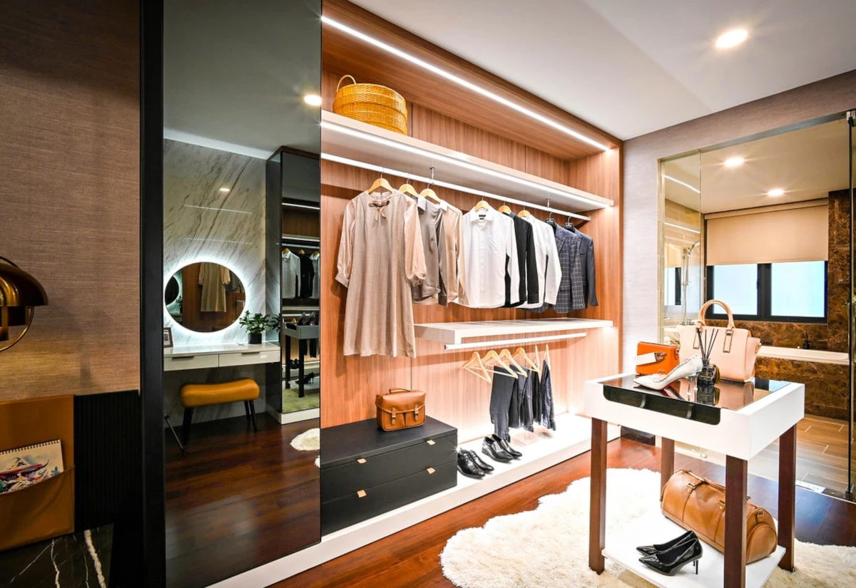 Ako si zorganizovať oblečenie v šatníkovej skrini?